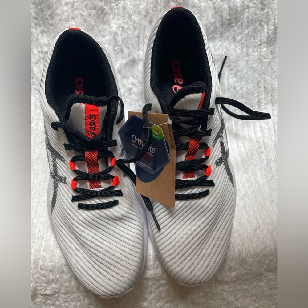 (Black/white) NWT ASICS Versablast Sneakers
